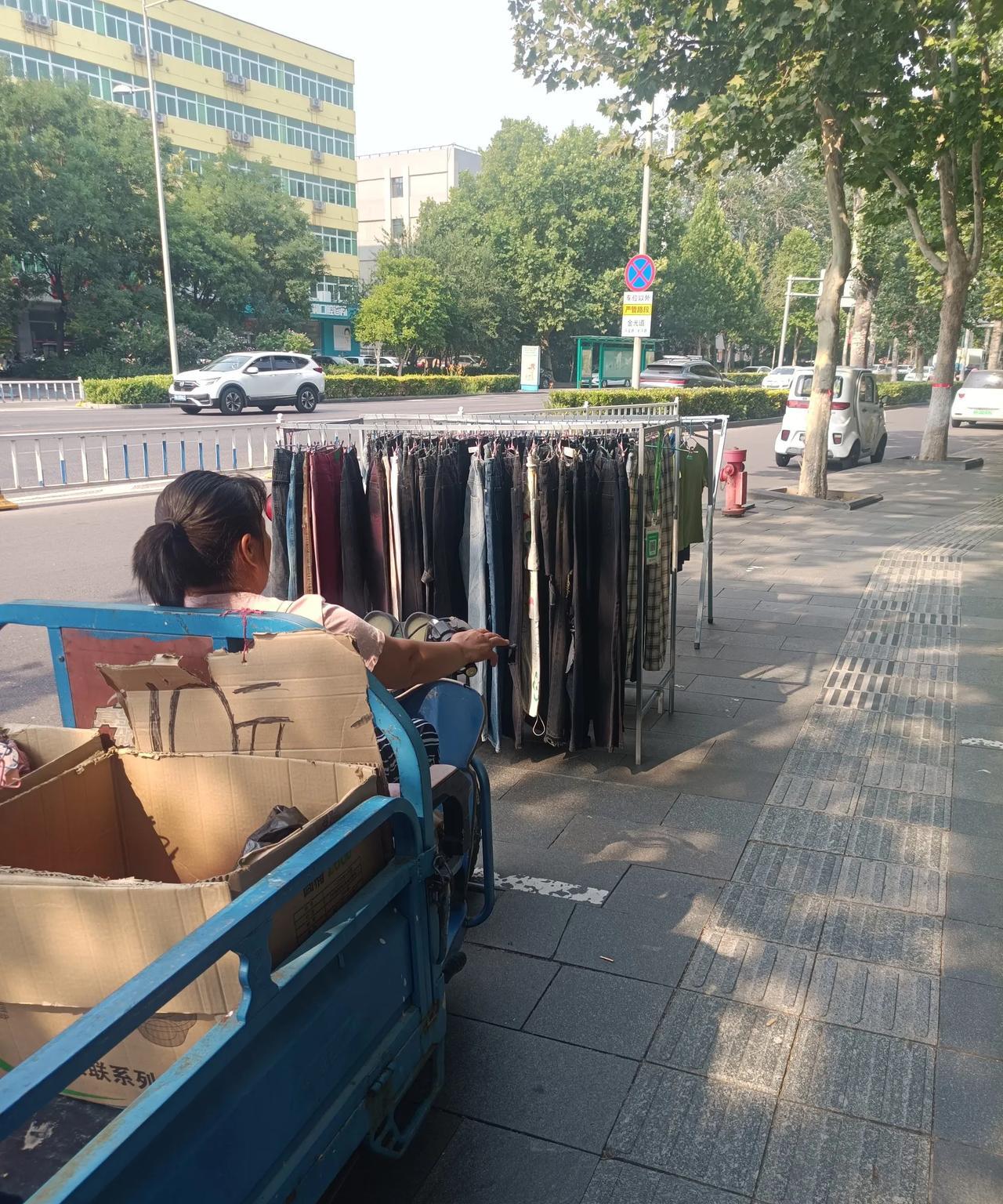 廊坊广阳金光道东首，一个女子开着电动三轮，用扩音器不停播放:每件10元，每件10