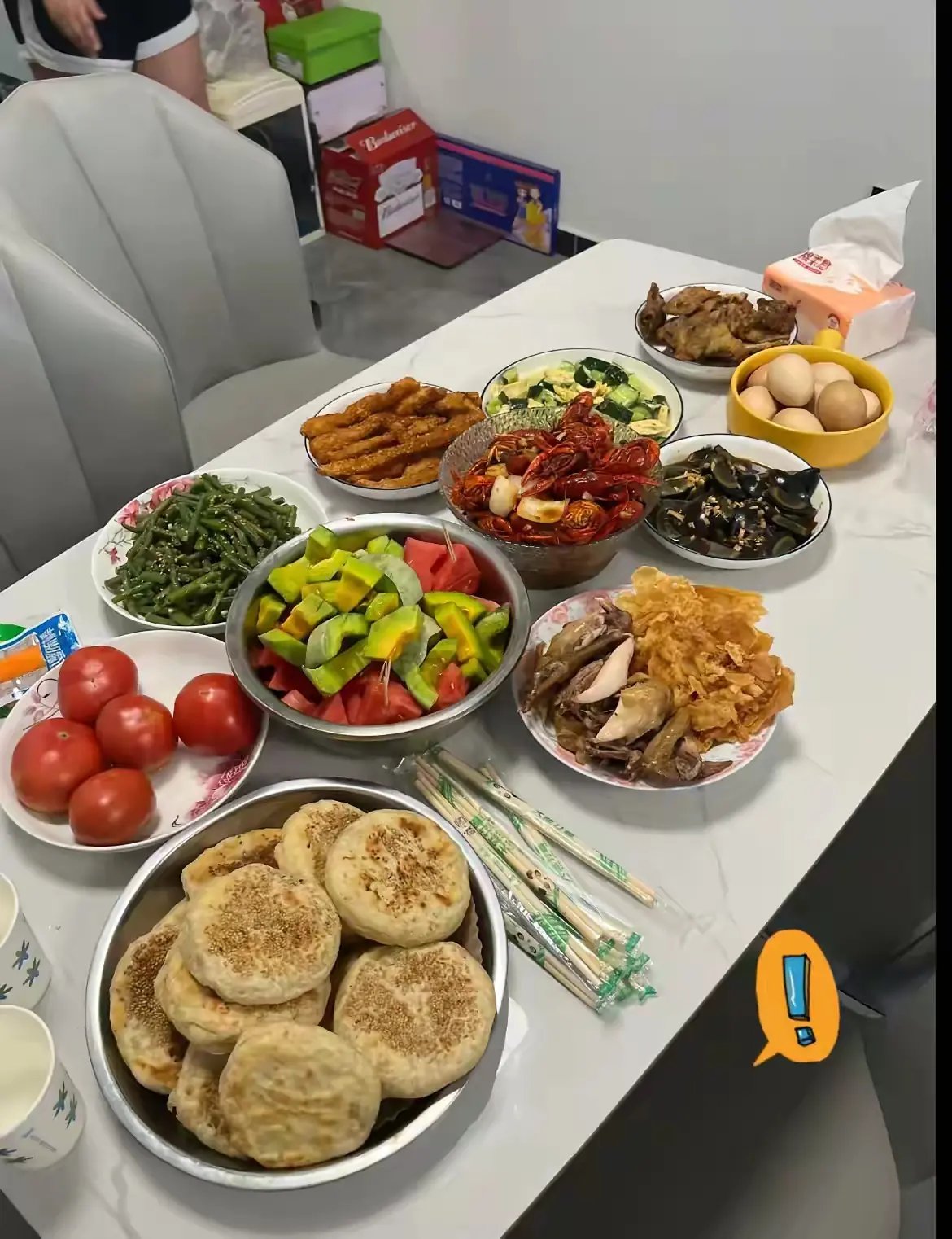 老公的朋友来家里吃饭，准备了这一桌菜，大家觉得招待朋友，这菜怎么样？