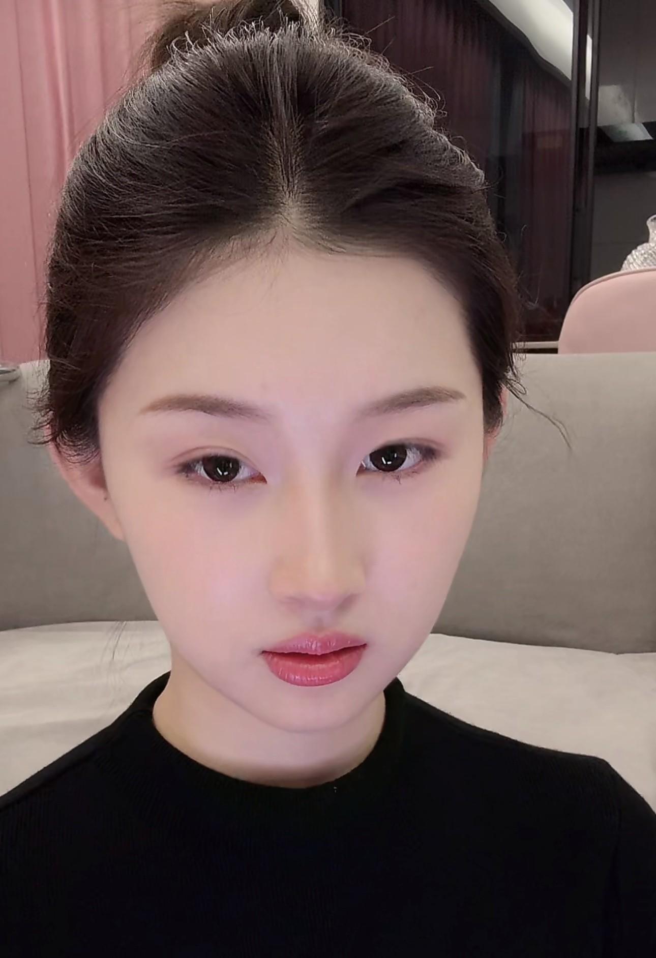 明人不说暗话
长得好看就能当饭吃