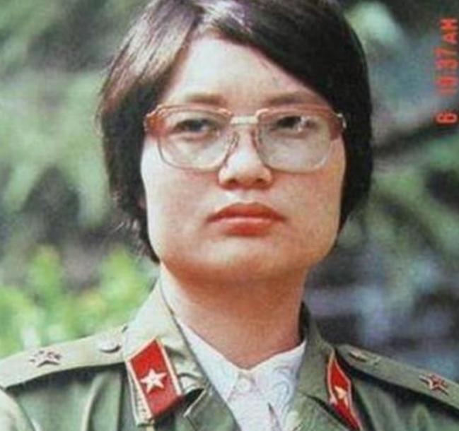 1986年，23岁女医护刘亚玲借用回家探亲的名义，偷偷跑到老山前线救治伤员战士，