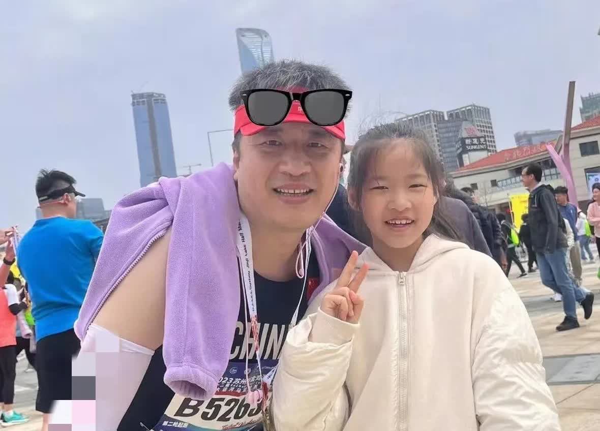 张雪峰估计烦透了吧！
他烦恼的不是自己泪洒直播间，也不是自己能不能接着赚大钱了