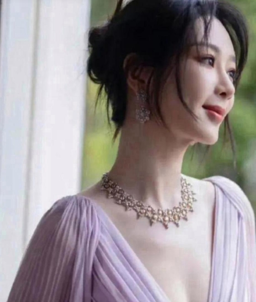 杨紫背后的真相：拼命三娘与资本新贵

杨紫，这位童星出身的女演员，近年来在娱乐圈