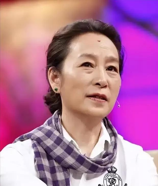 她的演绎之路，是一条从书卷气到烟火气的淬炼。
1988年，奚美娟凭《假女真情》摘