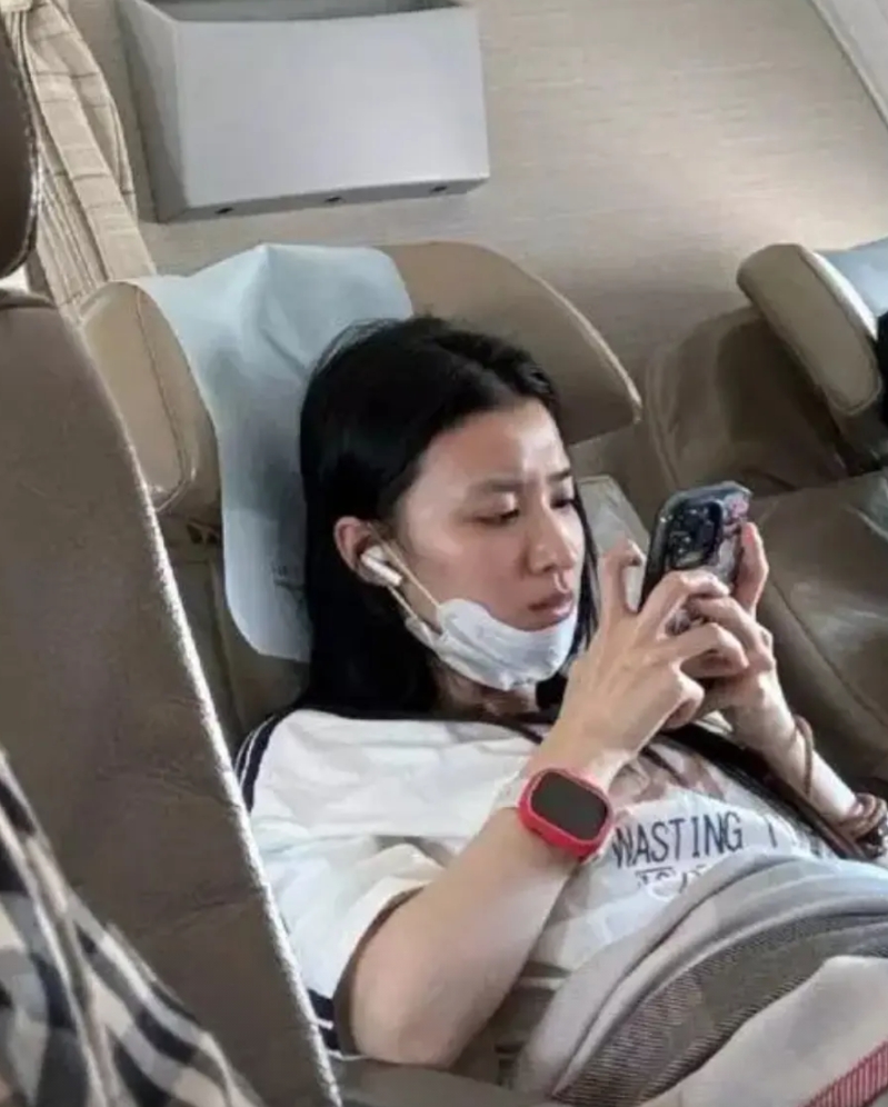 王楚然素颜被说“认不出”

最近王楚然在飞机上的素颜照火了，照片里她皮肤看着有点