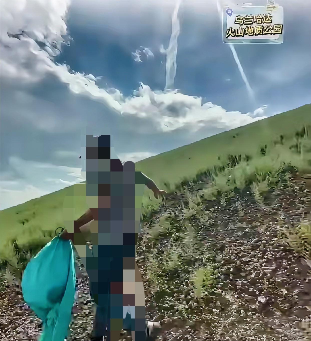 不知道内蒙古文旅现在作何感想
老鱼去内蒙乌兰哈达地质公园直播
竟然开始捡垃圾[笑