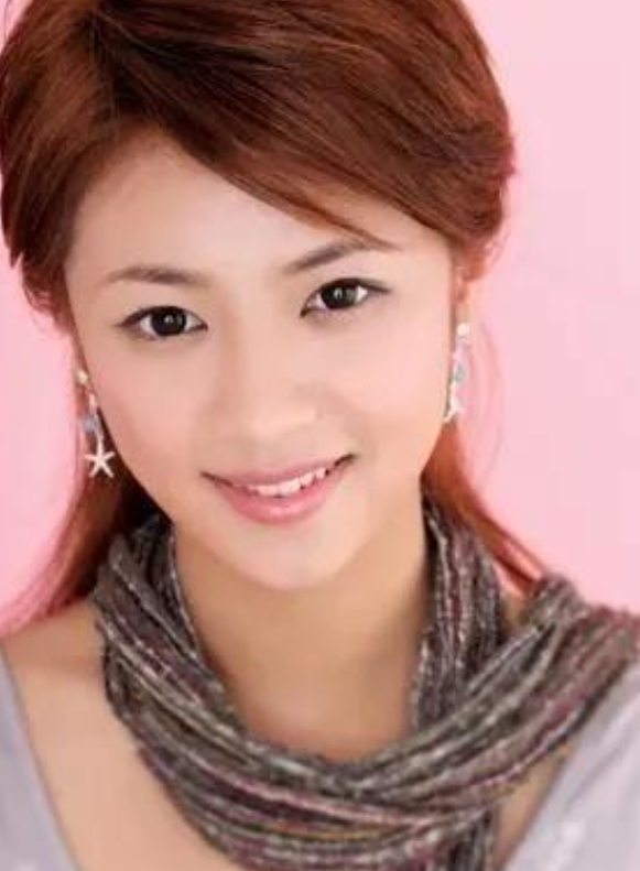 2018年，上海第一美女沈丽君，抛下五岁的儿子和三岁的女儿，从28楼一跃而下，那