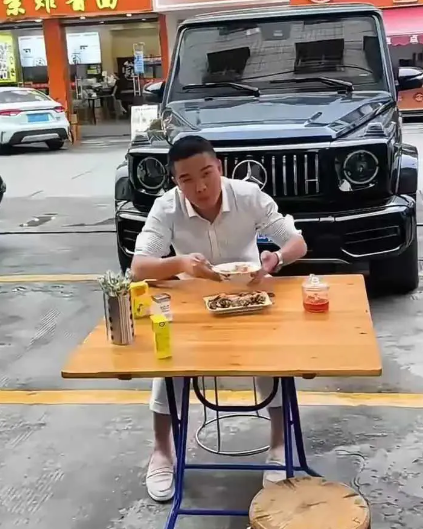 广东人这身价，却吃着20元一份的快餐。
