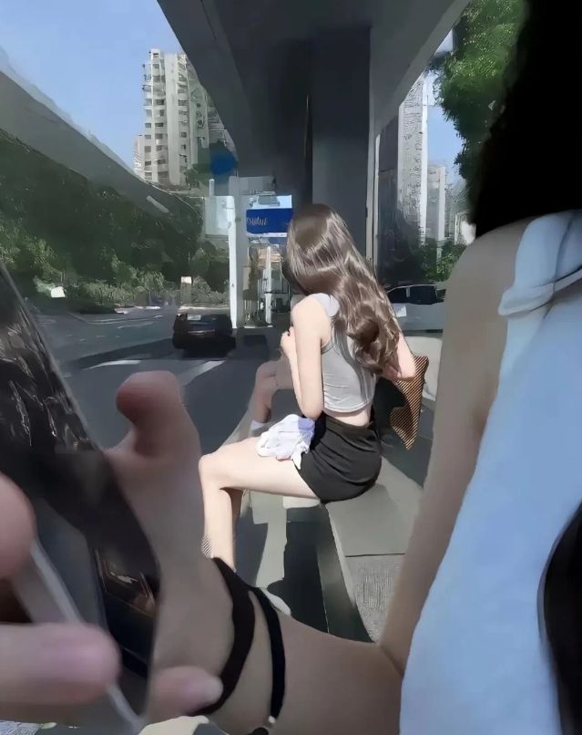 等车时不经意之间拍的。