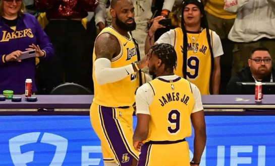 近日，布朗尼接受美媒采访谈到了自己NBA生涯首秀。
布朗尼：“太疯狂了，我差点疯