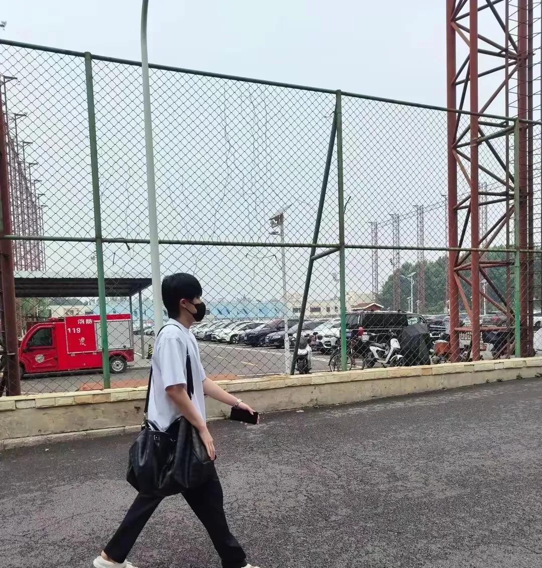 6.27路人镜头下的大头！
昨天刚参加完路易号活动的大头依旧精神抖擞，活力满满！