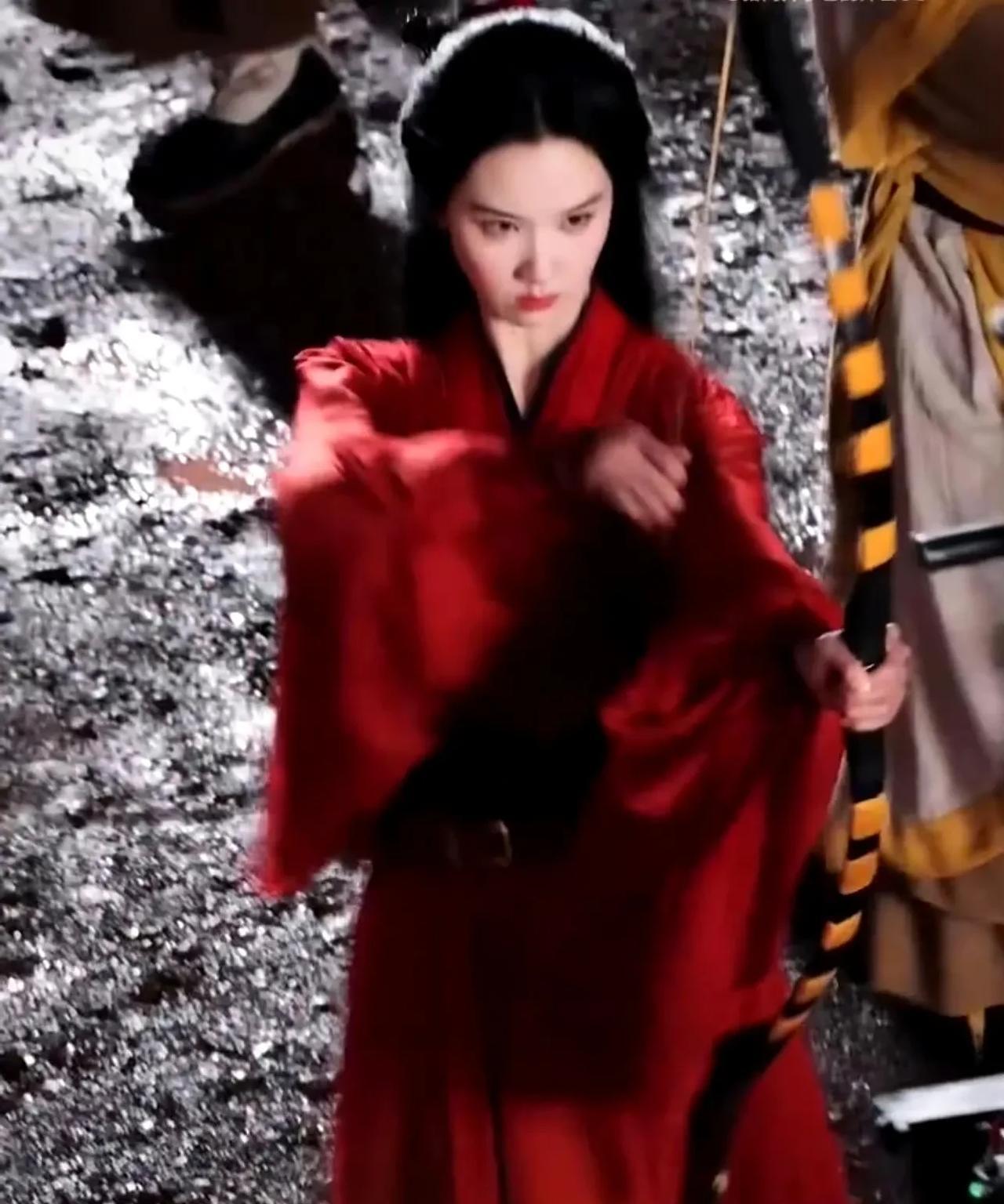 陈都灵《翘楚》红衣射箭路透，气场全开！
《翘楚》片场新路透曝光，陈都灵一袭红衣亮