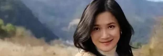 离婚后只字不提前夫侯勇，和女儿相依为命，如今45岁宛若冻龄少女