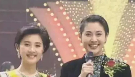 2008年，倪萍姥姥99岁了，躺在医院抢救室里，医生问倪萍：要上呼吸机吗？倪萍：