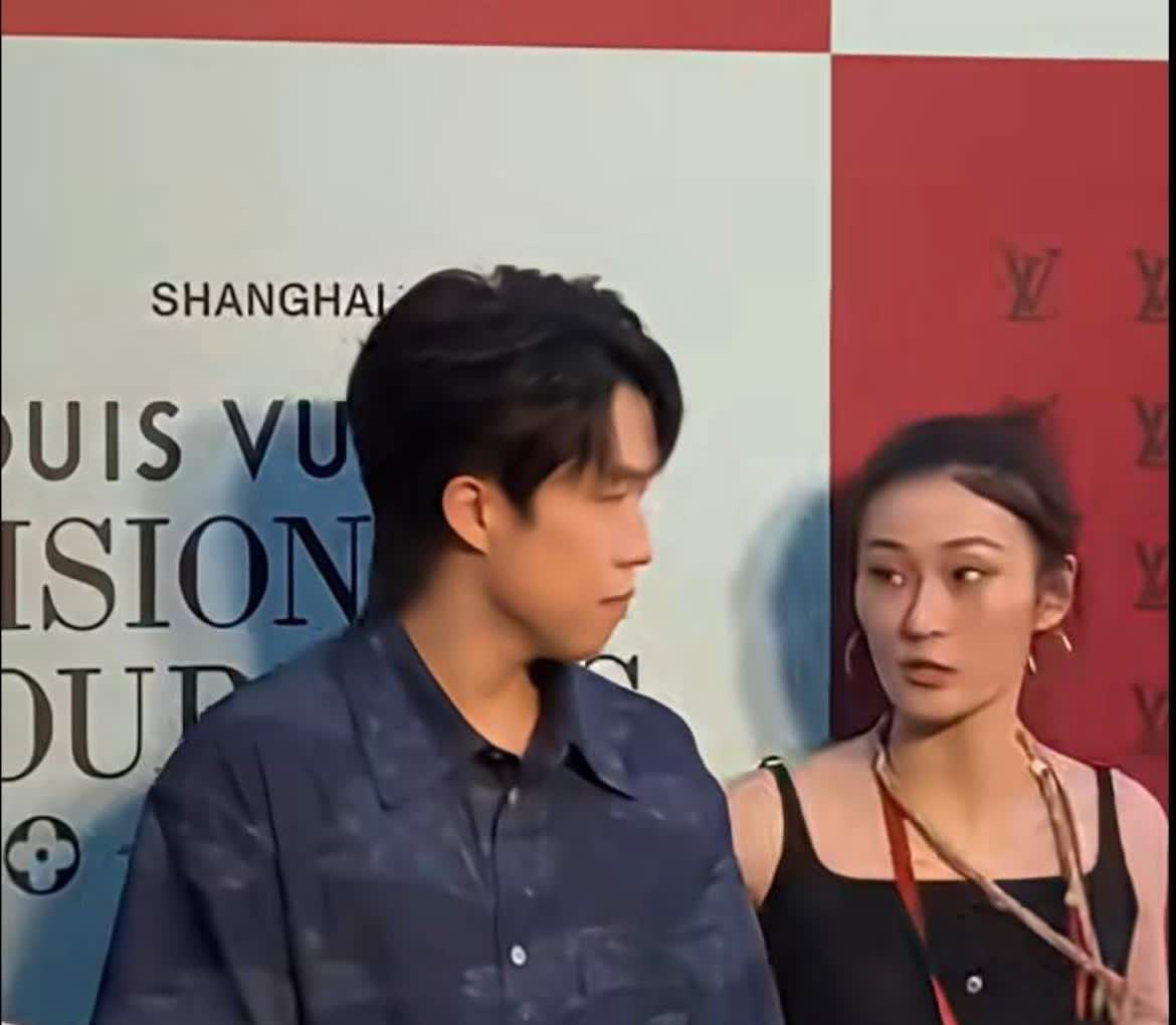 近日，王楚钦参加活动结束后，被女主持人手扶腰下场。

俗话说，女不摸头，男不