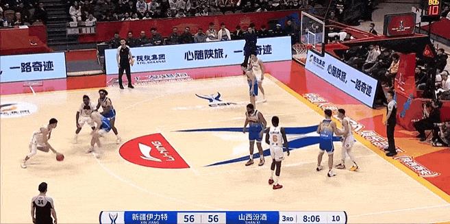 这个假摔有点假！阿不都太能演了！
在今天CBA俱乐部杯新疆对阵山西的第三节比赛中