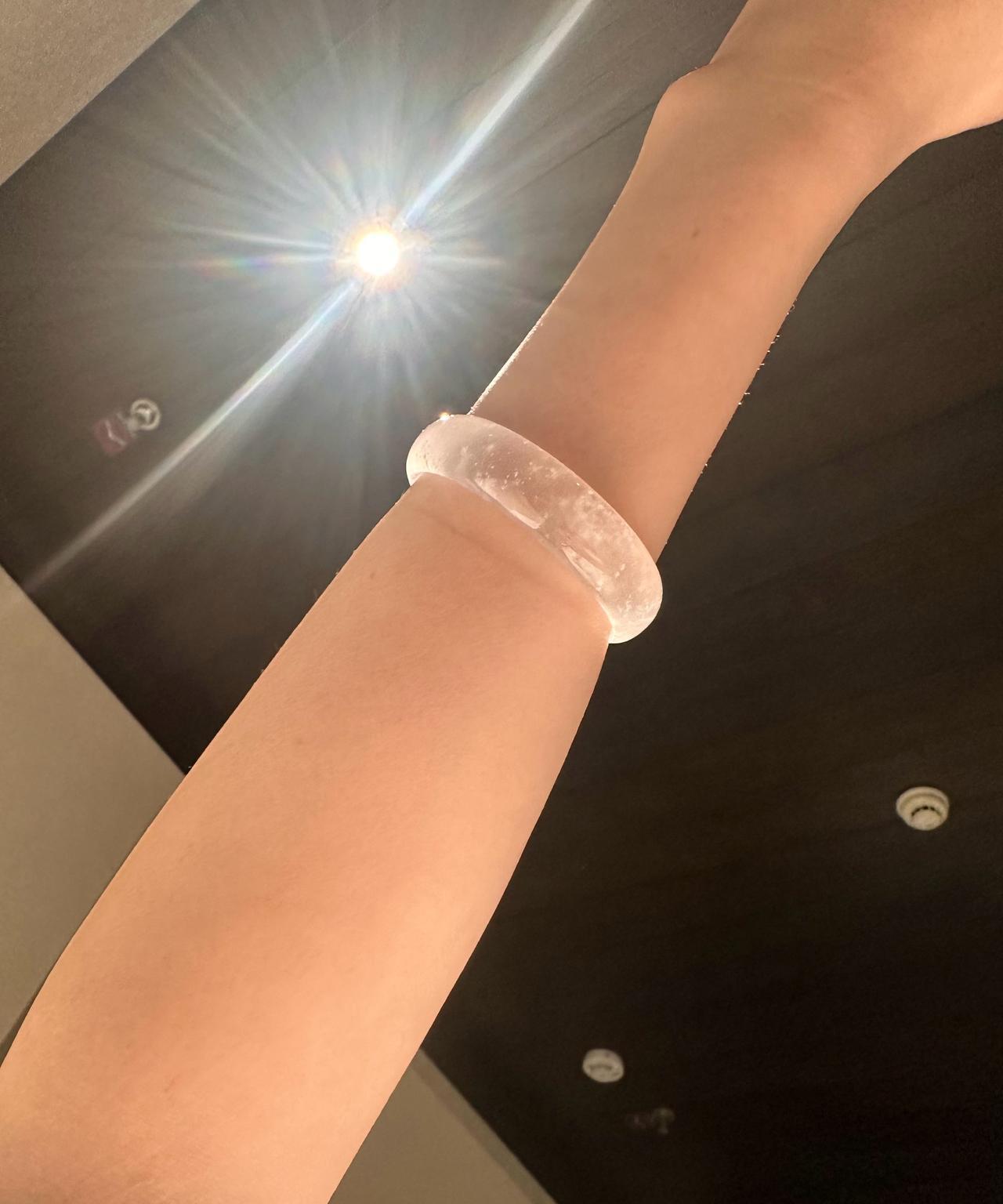 看到晚晚的翡翠镯子，
我跟老公说，给我也买一个呗。
老公白了我一眼说，
你太看得