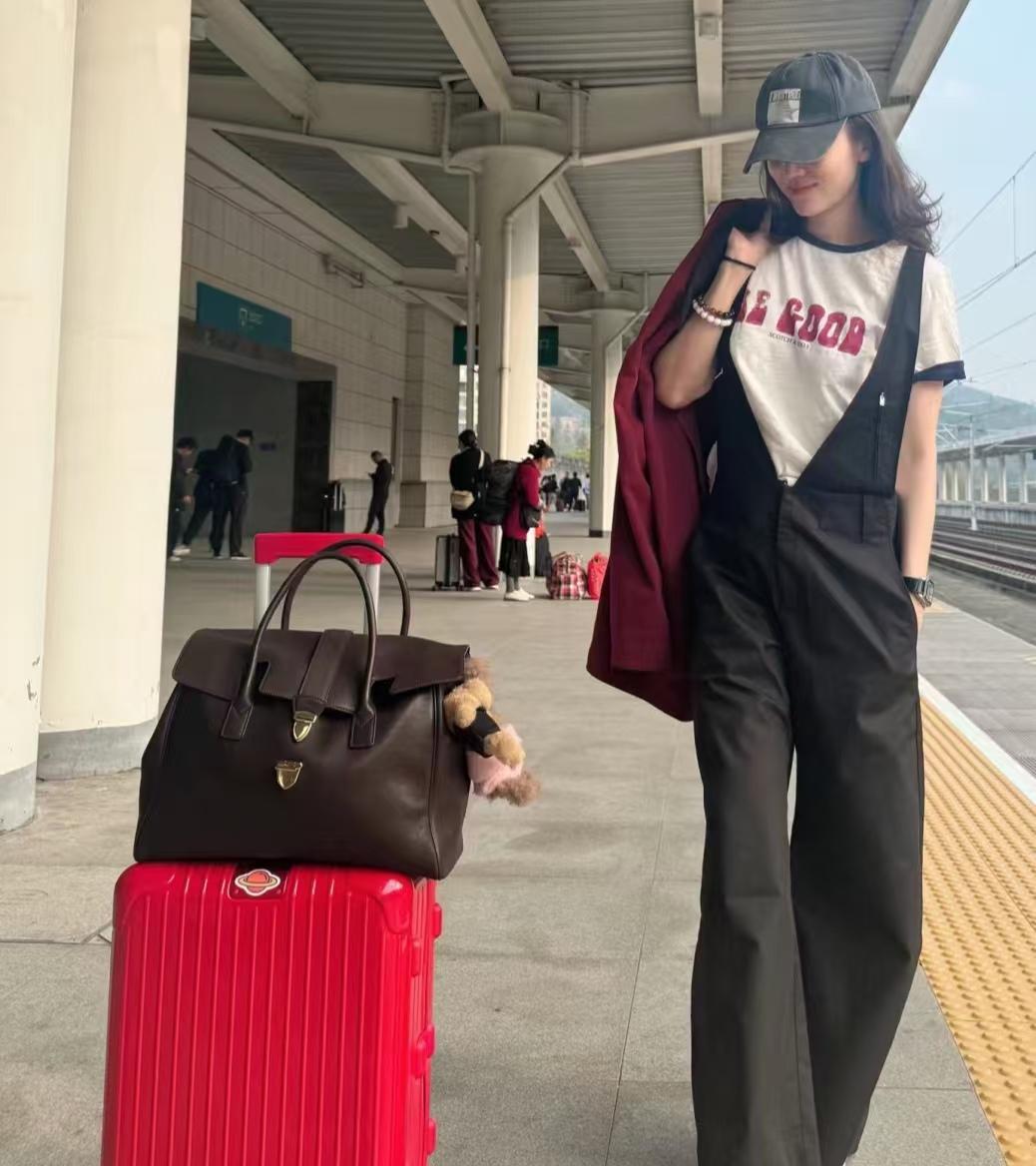宋佳这组随拍，我发现了3个很有意思的地方，你们注意到了吗？
一：本以为女星出行都