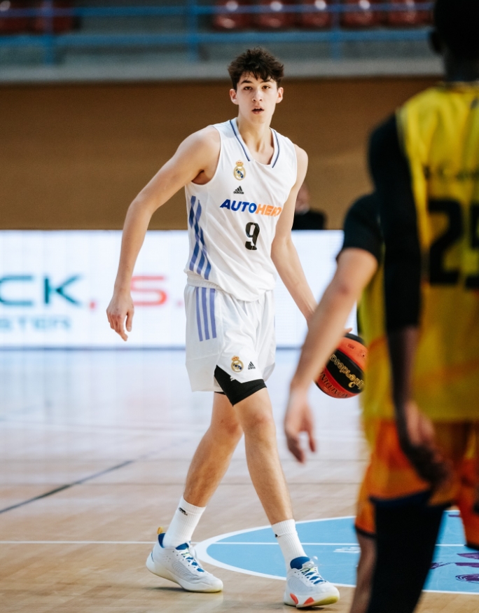 NBA2025年选秀大会今日在纽约的巴克莱中心举行。
首轮第8顺位，布鲁克林篮网