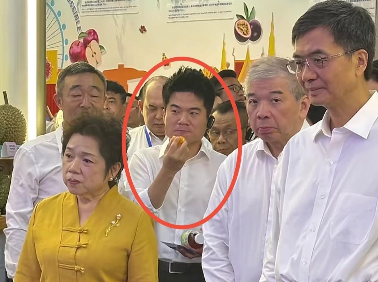董宇辉这样子也太可爱了，连吃带喝的，在领导面前就像个孩子一样。
他这趟广西行收获