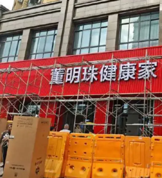 董小姐：凭什么国外的奔驰可以用人名我不行？凭什么小鹏可以用人名我不行？你们就是瞧