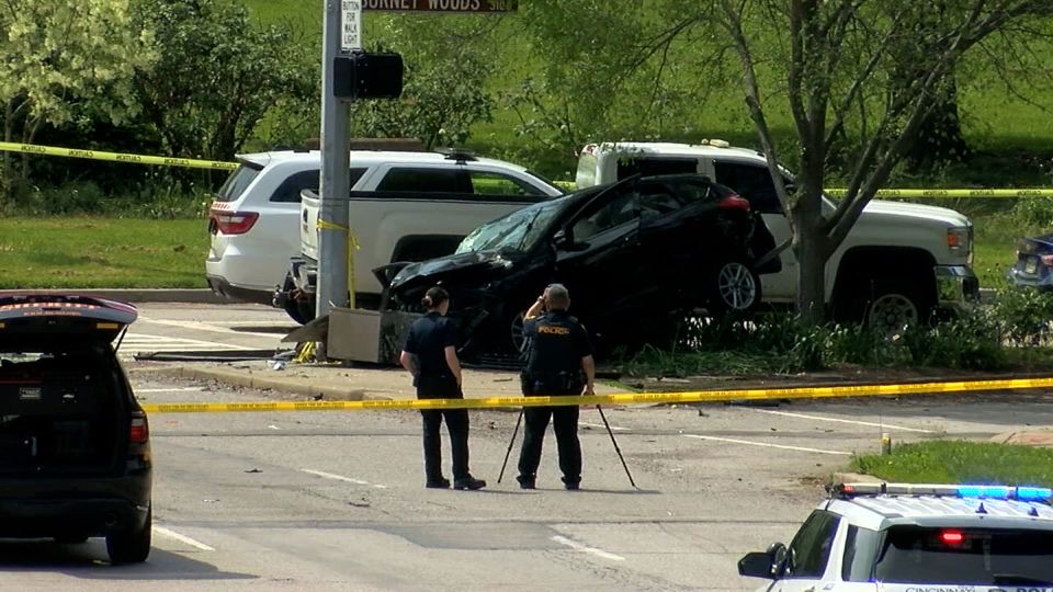 一名男子的儿子被警察击毙后，驾车撞死副警长
