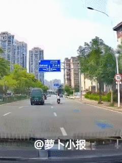 后悔，可就来不及了。
这是发生在湖南长沙的一起车祸，摩托车骑手一副猴急的样子，钻