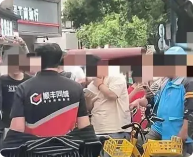 男子为了异地恋女友，放弃了高薪工作，千里迢迢来到长沙，做了一名外卖小哥。
一天，
