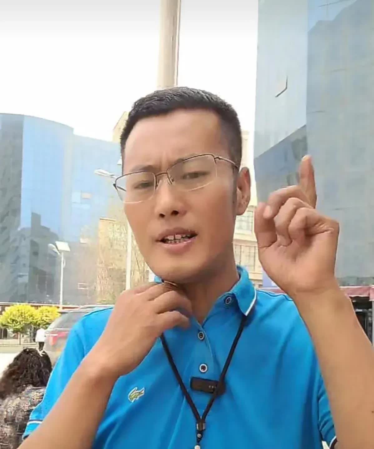 网名叫分析师的人。放出豪言，说不把许姚弄进去自己就不是人。结果不用质疑，那他肯定
