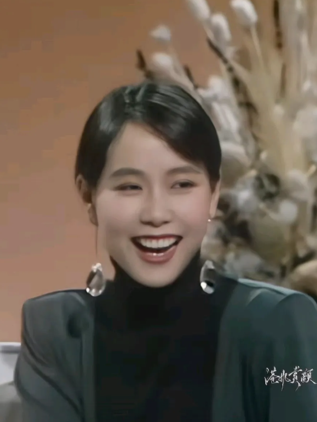 突然感觉叶童年轻时好美，很干净端庄的大气，这个世上漂亮的女人很多，美的缺少，有的