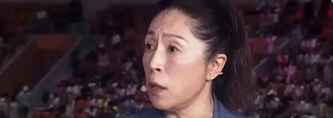 解说席炸锅！前女篮主帅郑薇赛后直言：自家2米大高个坐穿板凳，看不懂！
主场输给