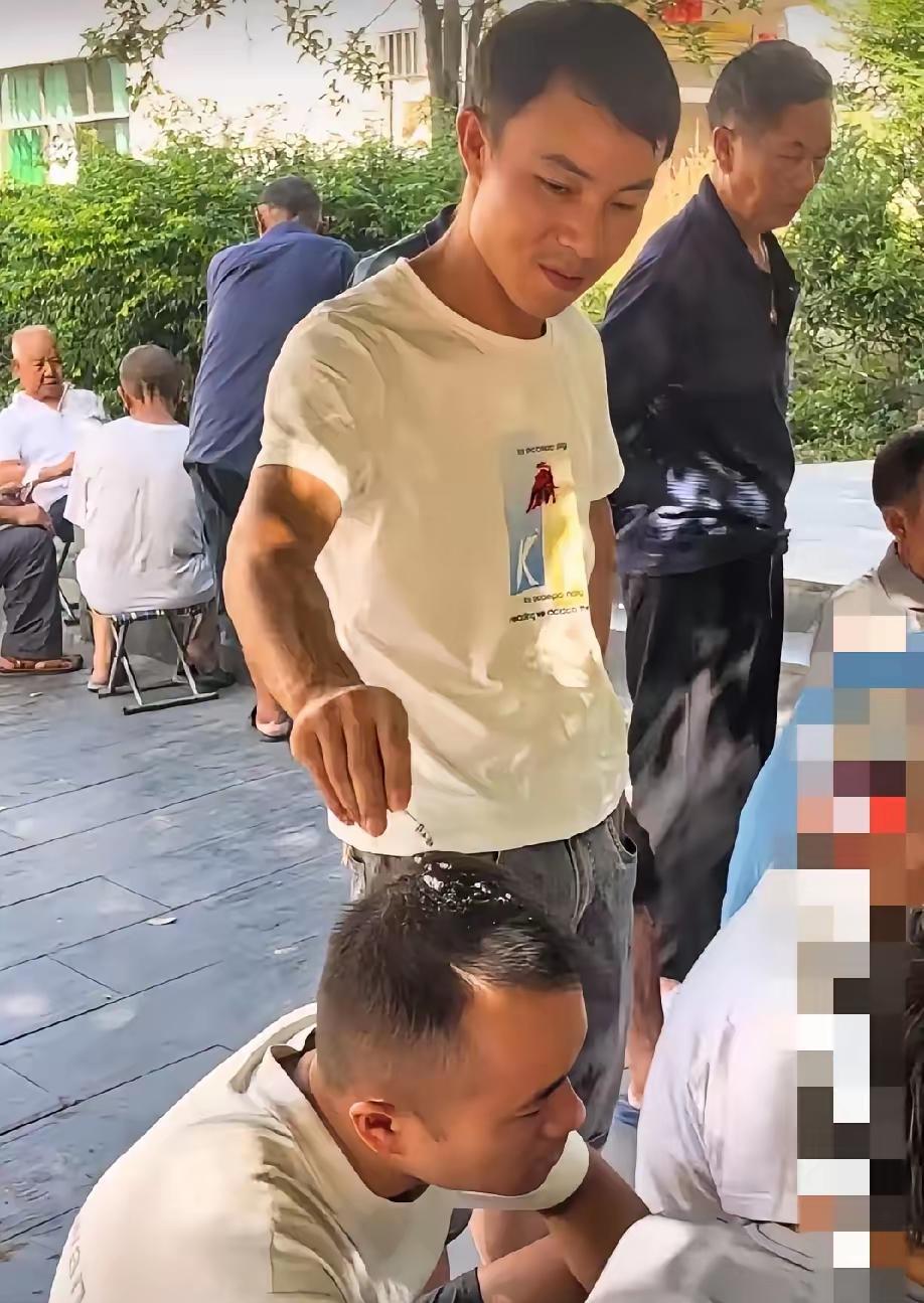 这就是在作死！
老实人忍无可忍
一旦爆发
霸凌者恐无后悔之机
小李正看牌
旁边小