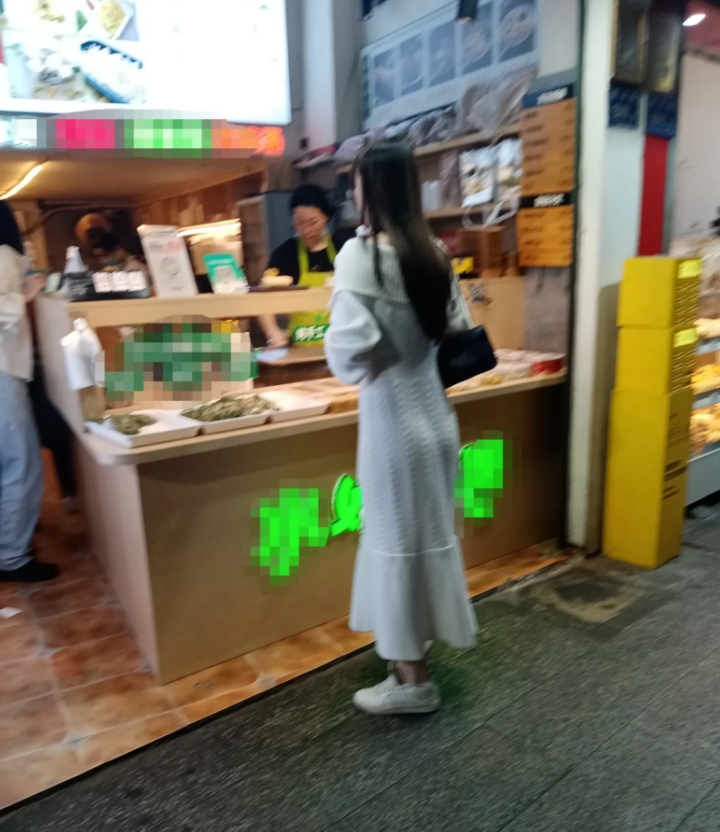 这样的身材比例穿这个裙子没那么好看！