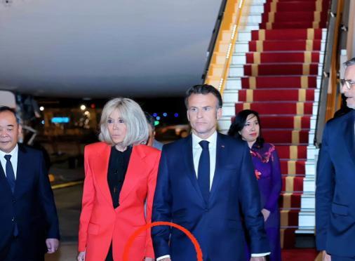 法国第一夫人把马克龙给打了！
外媒报道说，马克龙和布丽吉特访问越南，专机舱门一打