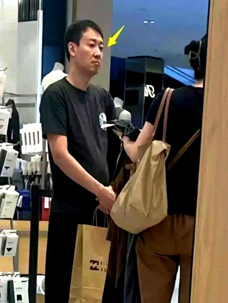 难怪2024年一家三口在澳洲逛商场被拍，辛柏青愁容满面一副生无可恋的模样，原来，