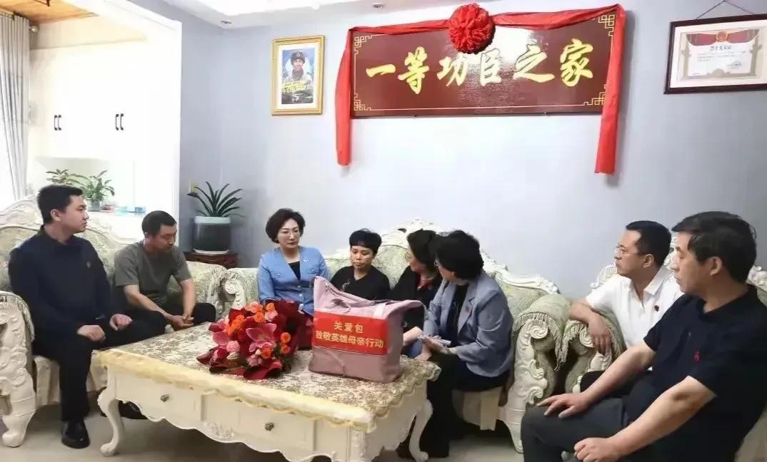 毛主席孙媳看望一等功臣王焯冉家人，谈起儿子，两位母亲悲伤不已。
毛主席孙媳刘滨是