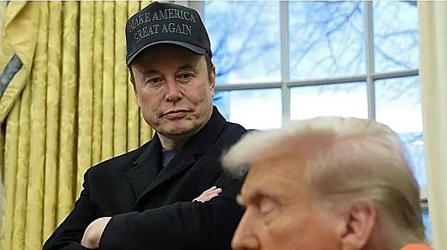 特朗普最近也有些头疼了！曾经在他的帮助下坐上了美国总统的位子，现在还没捂热这个曾