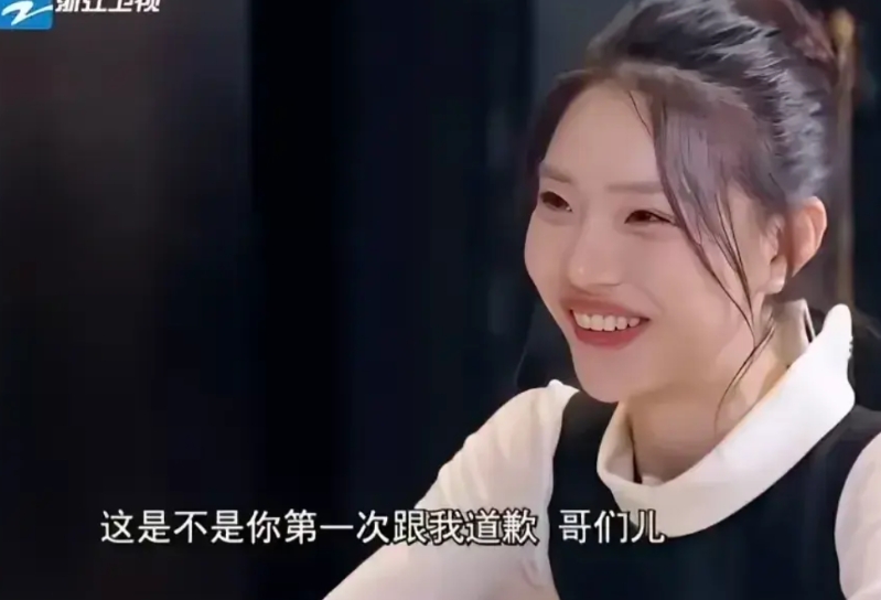 黄炎老婆，我劝你一句，要有自知之明。

你老公一个月给你十万，你不会全都花光了吧