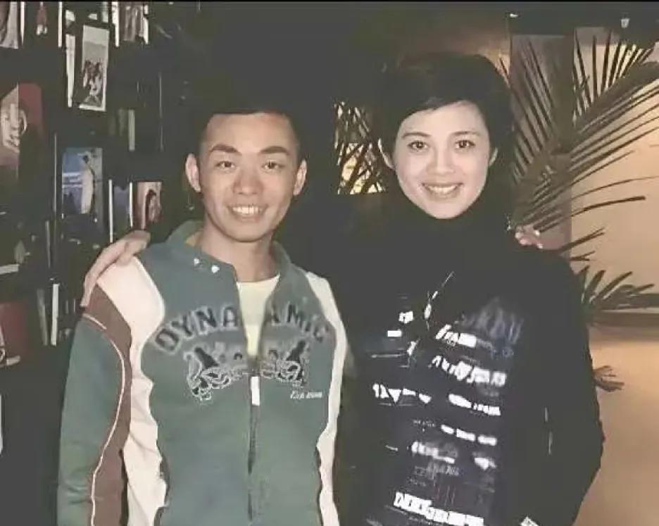2001年，19岁的王宝强还不是“傻根”，只是个“北京群演”时，能与33岁的央视