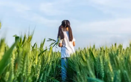 “崩溃了！”父母离异，妈妈再婚了，女孩因为想念妈妈，去了继父家找妈妈，继父看到女