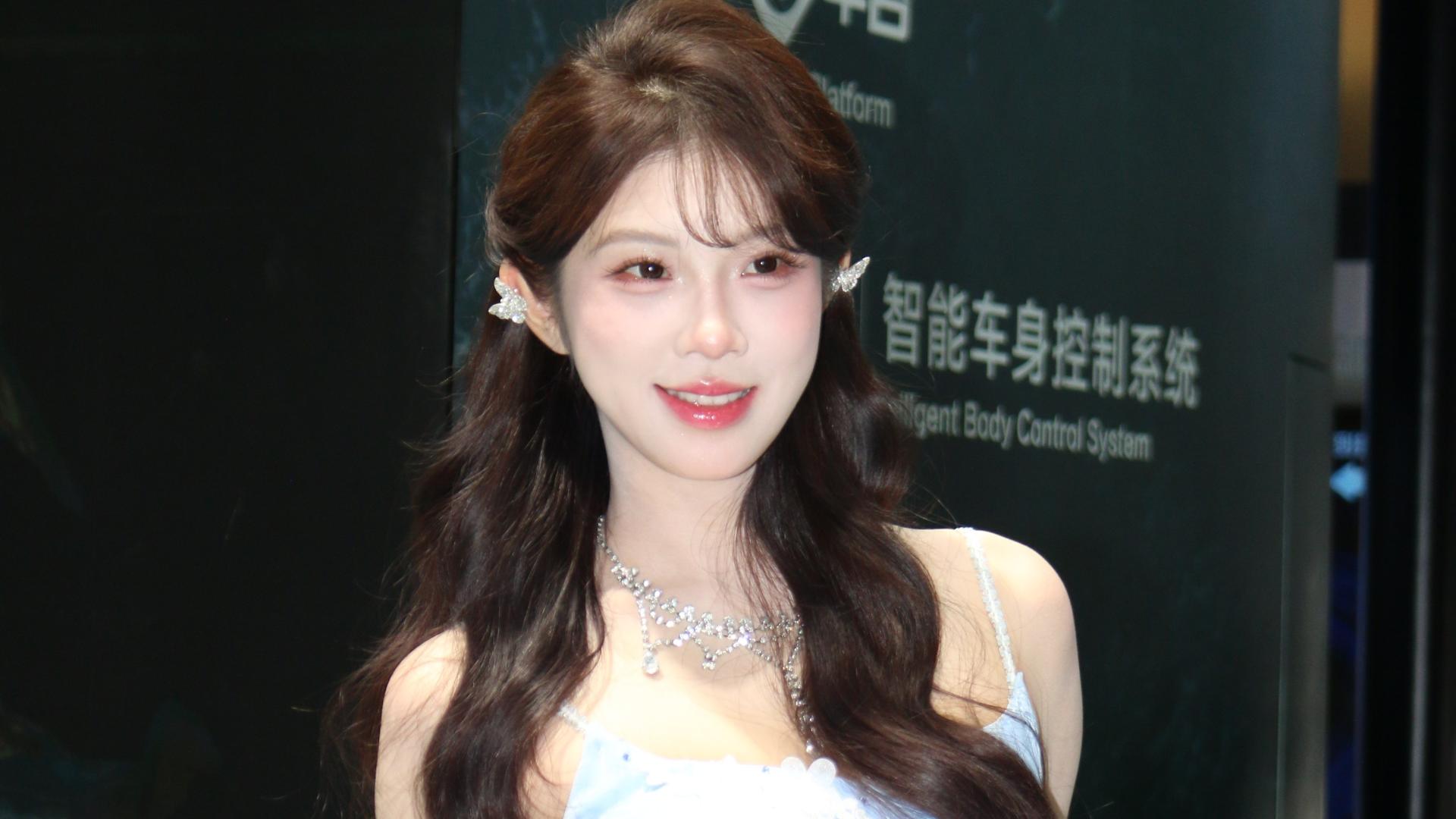 2025 广州车展打卡指南：除了新车，这些神仙车模才是真顶流！