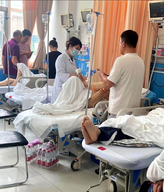 我妈生病住院，老公衣不解带的伺候了1个月，同病房的都羡慕我妈，你儿子真孝顺。
