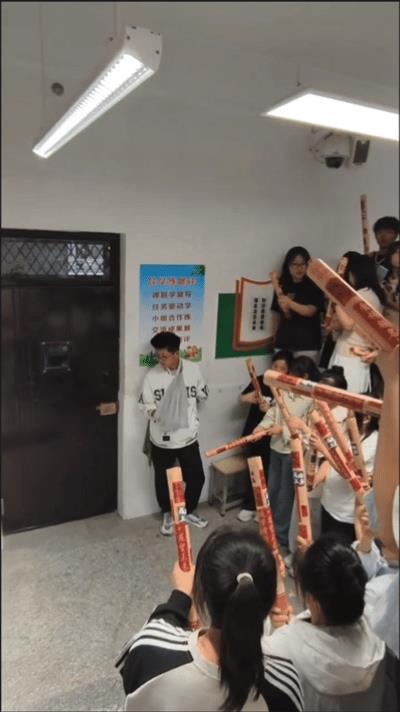 “破防了！”甘肃一所高中的最后一节晚自习火了，那天高三学生们神秘兮兮地告诉老师要