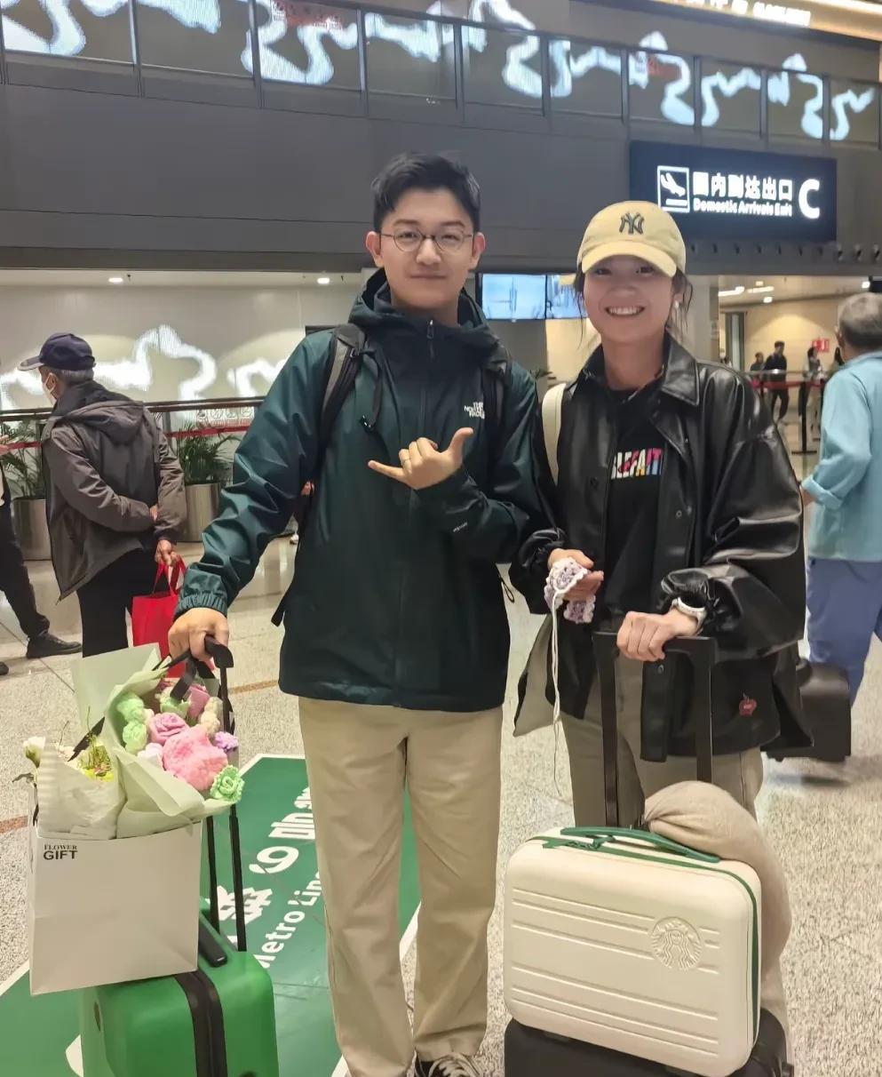 盼盼和董董哼哈二将抵达云南机场被网友偶遇，咱就是说路人镜头下的盼盼和董董比直播间