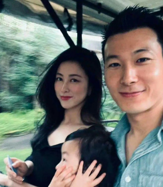 实名羡慕朱珠老公了，长得也不咋地，怎么就娶到了这么漂亮的老婆 ​​​