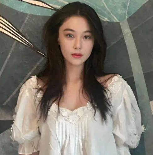 张馨予老公视角美照 身材与幸福满屏