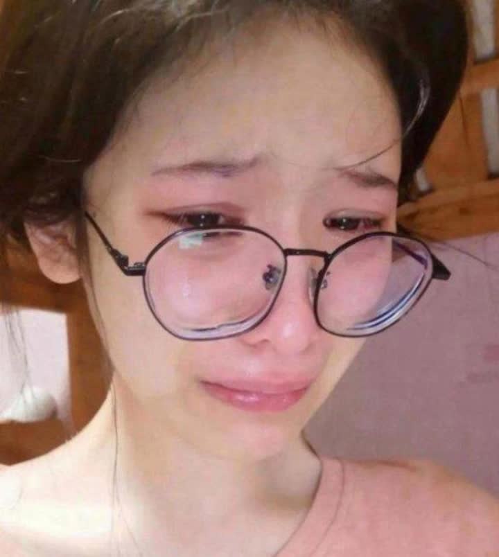 老公昨天发 8600 块钱工资，给我 8500，他自己留 100 块抽烟喝酒。我