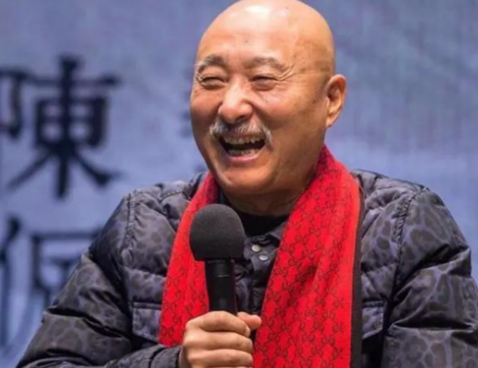 
陈大愚结婚后，不想要孩子。哪料，陈佩斯急了对他却说：“儿子，你们生完孩子我们帮