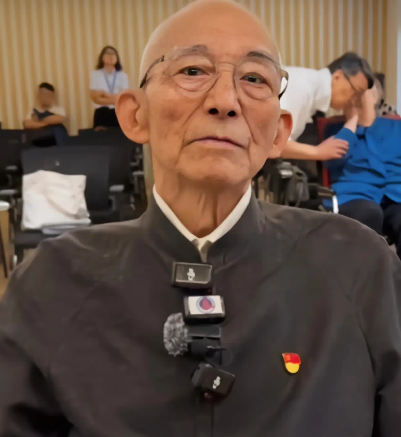 九十二岁的演员游本昌入党后，寄语当代青年，让他们求真务实，让他们珍惜光阴，让自己