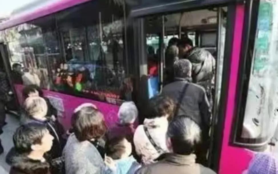 “令人愤怒！”上海，一辆公交车缓缓驶进站台，大家都排好队准备上车，可一名女子却从
