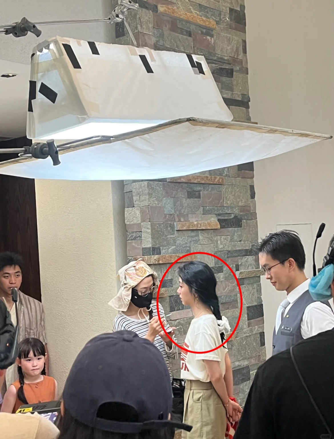 谭松韵路人视角，这脸即使是侧颜也那么好看！